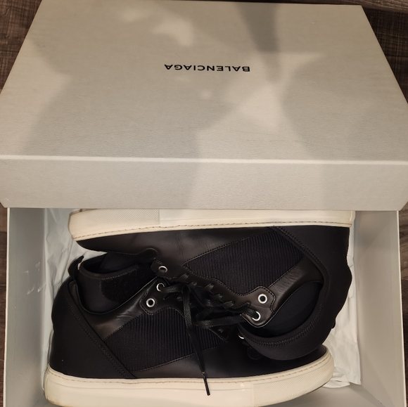 Sneakers - Picture 3 of 11